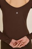 תמונת תקריב דוגמן של Ribbed Scoop-Back Yoga Long Sleeve