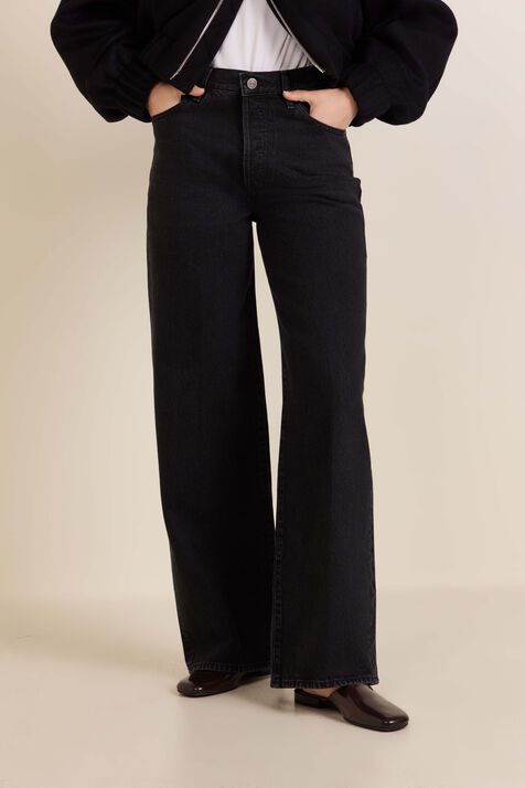 מכנסי ג'ינס בגזרה מתרחבת