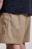 תמונת תקריב דוגמן של Woven Relaxed-Fit Pleated Short 8''