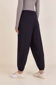 תמונת דוגמן אחורית של BeCalm Oversied Mid-Rise Pant