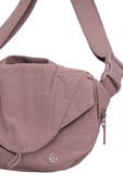 תמונת תקריב של Curved Crossbody Bag