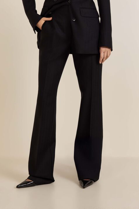 מכנסיים מחויטים