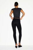 תמונת דוגמן אחורית של HIGH WAIST STIRRUP LEGGING