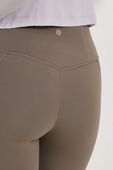 תמונת תקריב דוגמן של Align&trade; High-Rise Pant *Pockets 25