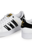 נעלי סניקרס סופרסטאר בשחור ולבן ADIDAS ORIGINALS