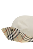 תמונת תקריב של כובע רחב שוליים