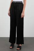 תמונת דוגמן קידמית של מכנסיים ארוכים עם קו מותן ממותג בגוון שחור