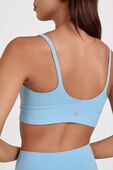 תמונת תקריב דוגמן של Focuser&trade; Scoop-Neck Bra A/B Cup