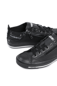 תמונת תקריב של Magnet Exposure Low Top Sneakers in Black