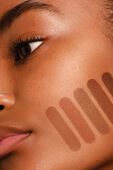 תמונת תקריב של Skin Tint D1 Longwear & Care 32 ML