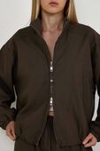 תמונת תקריב דוגמן של LuluLinen Funnel-Neck Jacket