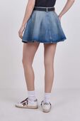 תמונת דוגמן אחורית של חצאית ג'ינס מיני