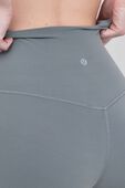 תמונת תקריב דוגמן של lululemon Align No Line&trade; High-Rise Pant 25''