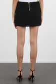 תמונת דוגמן אחורית של חצאית מיני שחורה מצמר עם אלמנט מונוגרמי