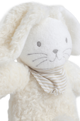תמונה אחורית של בובת ארנב לבן בגימור פרוותי