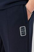 תמונת תקריב דוגמן של מכנסיים ארוכים