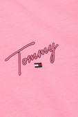 גילאי 8-16 חולצת טי ורודה עם לוגו חתימת המעצב TOMMY HILFIGER KIDS