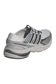 תמונת תקריב של נעלי סניקרס אדיסטאר קונטרול 5 אמ-ג'י