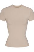 תמונה קידמית של T-SHIRT