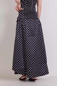 תמונת דוגמן אחורית של חצאית מקסי נקודות