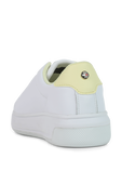 תמונה אחורית של נעלי סניקרס לבנות עם נגיעות צהובות