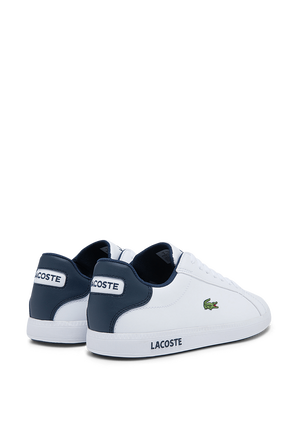 מידות 28-38 נעלי סניקרס לבנות עם נגיעות כחולות ולוגו רקום LACOSTE KIDS