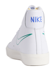 נעלי סניקרס בלייזר גבוהות בגוון לבן NIKE