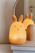 תמונת אווירה של מנורת לילה ארנב בגוון חום