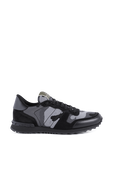 נעלי סניקרס רוק ראנר שחורות עם הדפס קמופלאז' VALENTINO GARAVANI