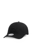 תמונה קידמית של כובע בייסבול עם לוגו רקום בצבע שחור
