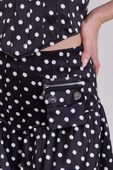 תמונת תקריב דוגמן של חצאית מקסי נקודות