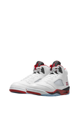 תמונת תקריב של נעלי סניקרס אייר ג'ורדן 5 רטרו