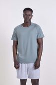 תמונת דוגמן קידמית של Metal Vent Tech Short Sleeve