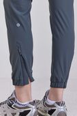 תמונת תקריב דוגמן של Adapted State High-Rise Jogger *REGULAR