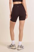 תמונת דוגמן אחורית של Align™ High-Rise Short 6''