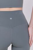 תמונת תקריב דוגמן של lululemon Align No Line&trade; High-Rise Pant 25''
