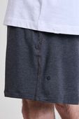 תמונת תקריב דוגמן של BeCalm Relaxed-Fit Short 7''