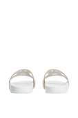 תמונת תקריב של כפכפי סליידס