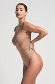 תמונת תקריב דוגמן של SKIMS ULTIMATE BODY THONG BODYSUIT