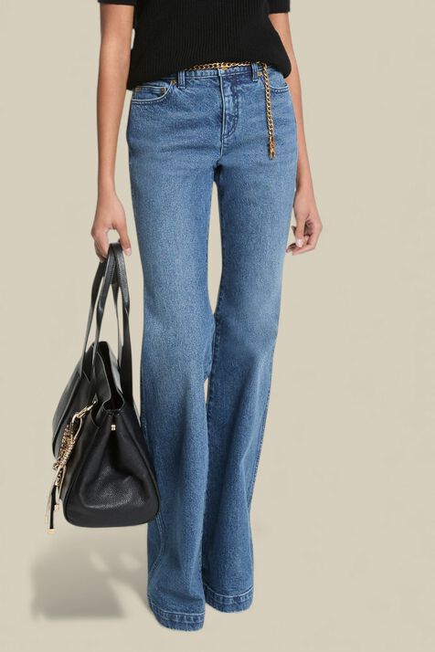 מכנסי ג'ינס מתרחבים עם חגורת שרשרת MICHAEL KORS