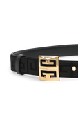 תמונת תקריב של חגורה מונוגרמית שחורה עם אבזם זהוב ממותג
