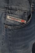 מכנסי ג'ינס בויפרנד עם קרע בשטיפה בהירה DIESEL
