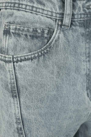 מכנסי ג'ינס מאם עם תיפורים אלכסוניים בשטיפה בהירה IRO