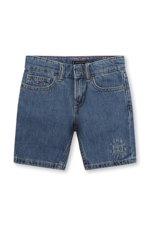 גילאי 8-14 מכנסי ג'ינס קצרים כחולים עם סמל רקום TOMMY HILFIGER KIDS