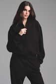 תמונת דוגמן קידמית של CLASSIC ZIP UP HOODIE