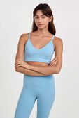 תמונת דוגמן קידמית של Focuser&trade; Scoop-Neck Bra A/B Cup