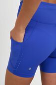 תמונת תקריב דוגמן של Fast and Free High-Rise Short 6 Pockets