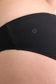 תמונת תקריב דוגמן של Waterside Mid-Rise Swim Bottom