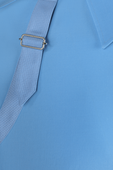 חולצה מכופרת כחולה עם רצועה בעלת אבזם ALEXANDER MCQUEEN