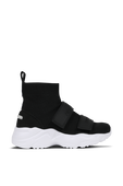 נעלי סניקרס ברכיסה גבוהה בצבעי שחור ולבן FILA